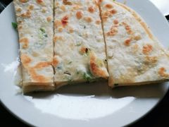 葱油饼-北京龙庆四季香农家饭庄·灶台鱼·碳烤虹鳟鱼(龙庆峡店)