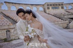 -现代经典婚纱摄影
