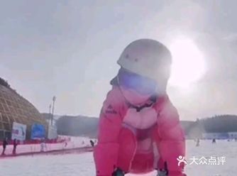 冬天在飘雪 萌娃在滑雪 超萌超可爱
