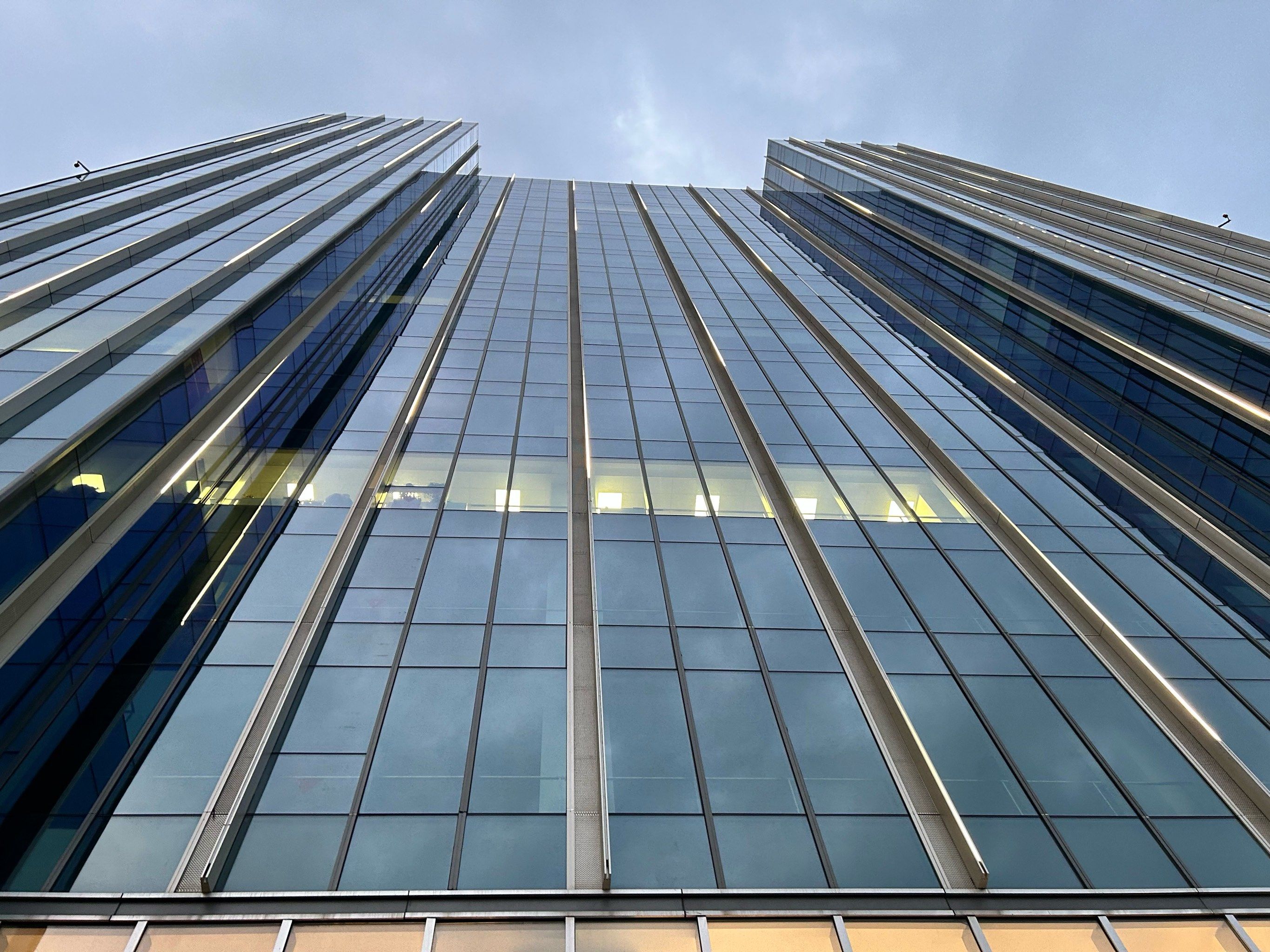 玻璃幕墙下的世界