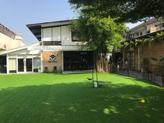 -Dog in Town Ekkamai