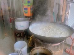 大锅正在煮豆浆-云南大锅豆浆店
