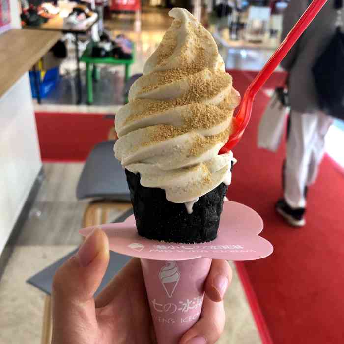 港小七冰淇淋(大悦城店)-"味道ok 外皮是脆华夫 加了蔓越莓酱～.