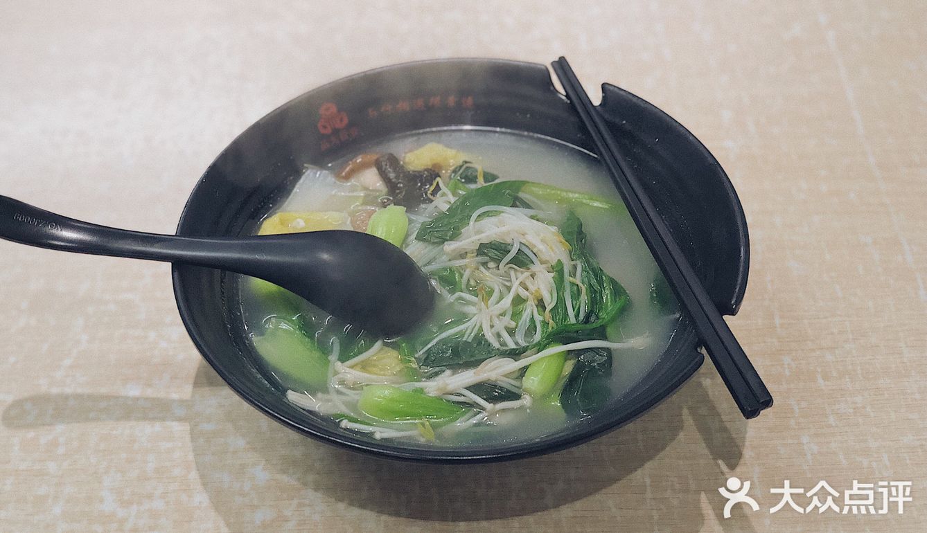 厨房是明档的，顾客可以看煮制的过程，还是比较卫生的