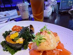 烟熏三文鱼水波蛋配酥皮面包-bluefrog蓝蛙(皇庭广场店)