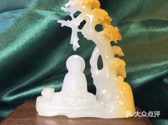 现在市场上有很多这种题材的翡翠摆件 翡翠细腻的质地