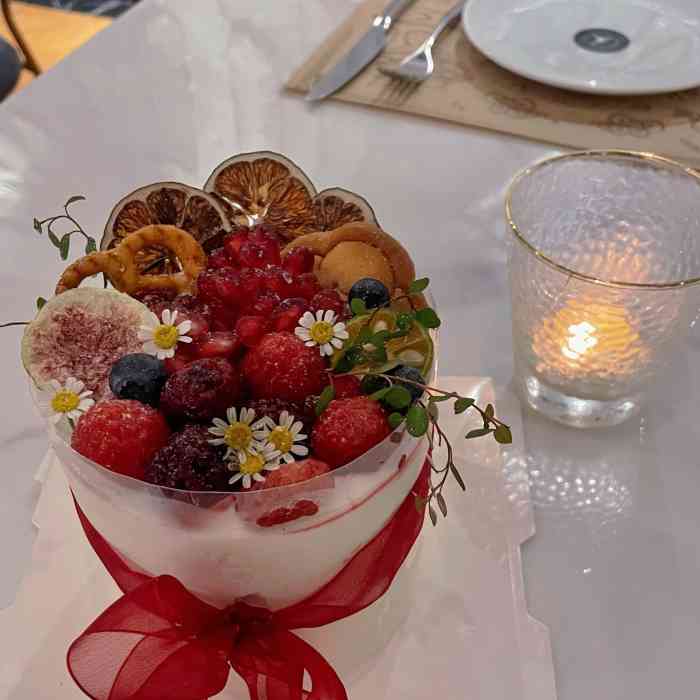 打分 128 /人 蛋糕跟图片完全一样,非常好看,四寸大小正好