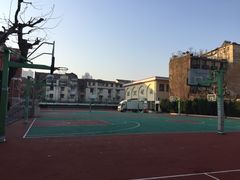 早上7:00的操场-上海市位育初级中学