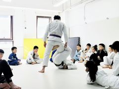 -菠萝格斗巴西柔术训练馆