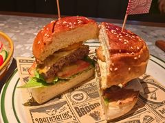 洛杉矶双重车达芝士牛肉汉堡-J·one Bistro吉萬酒厨·牛排