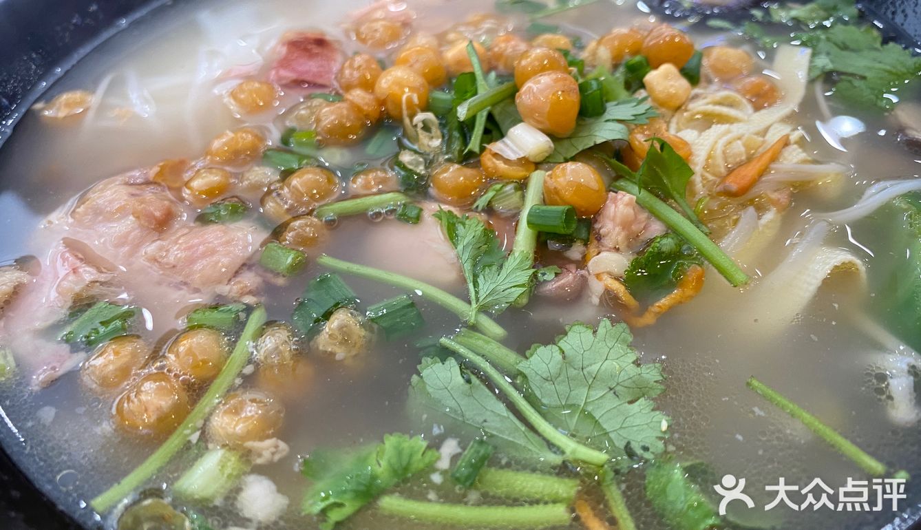 挺好找店里有7~8张桌子，干干净净的