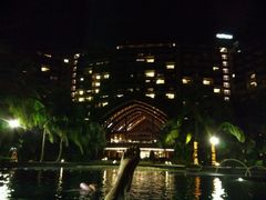 从游泳池看客房大楼-三亚湾海居铂尔曼度假酒店