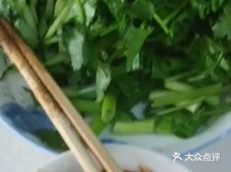 今天中午香吃麻酱面，自己做个麻酱面吃，在冰箱里拿一根