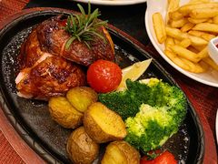秘制烤春鸡配西兰花和迷迭香-WOLFGANG PUCK KITCHEN & BAR(迪士尼小镇店)
