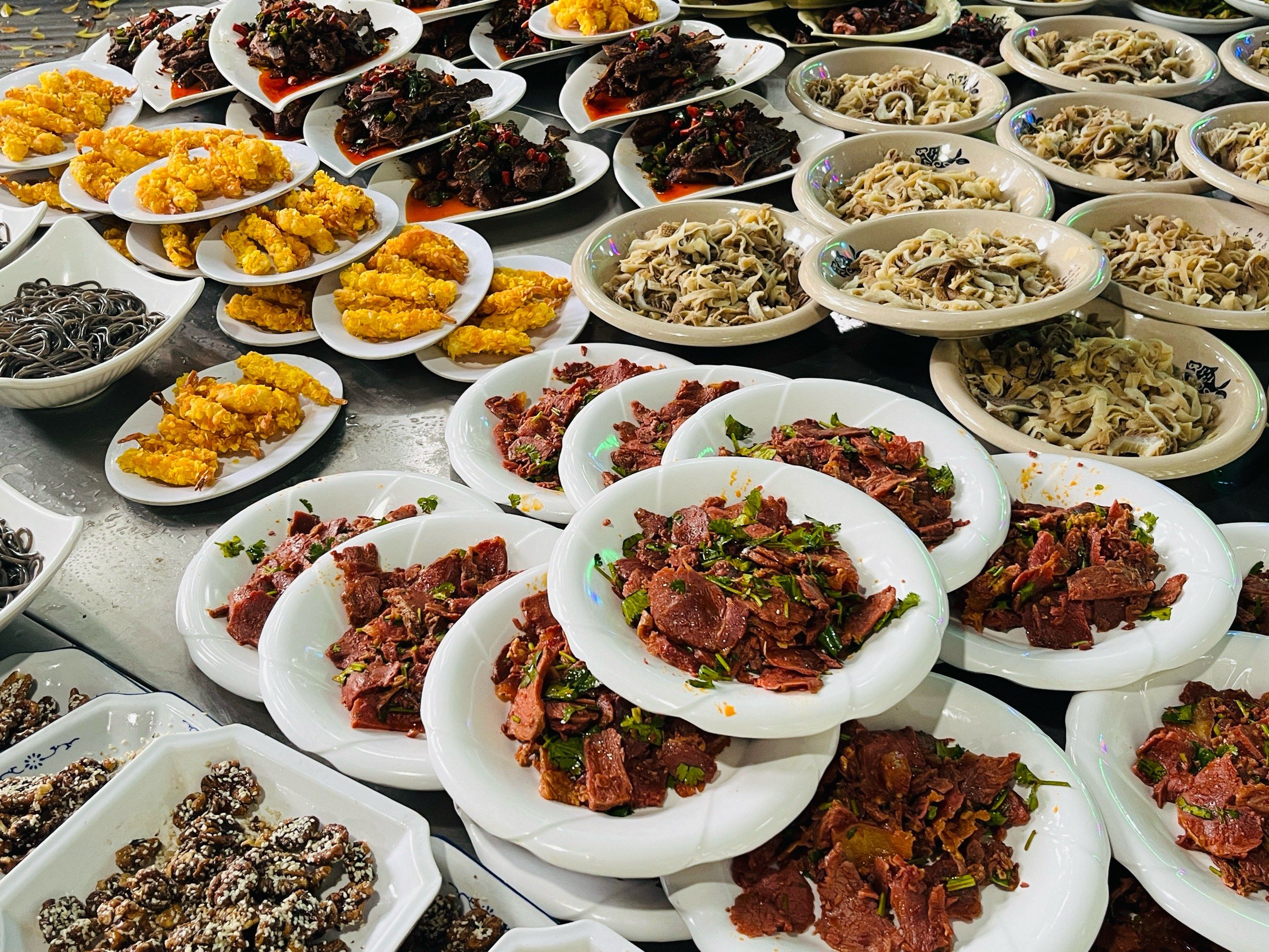 一层层摆放的坝坝席菜品