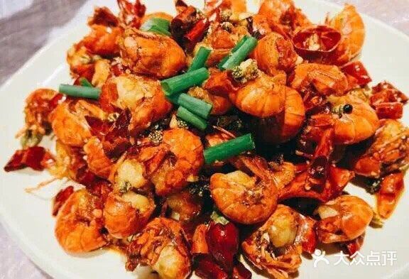 谈起雪松路的美食江湖,小龙虾是主战场,靓靓
