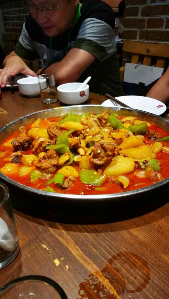 打分 大盘鸡味道不错,以鸡肉为主.菜品不多,吃多了有点腻.