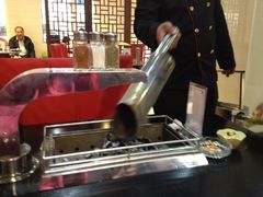 放碳的东西，第一次见-运德成·天津老味烧烤(广开二马路店)