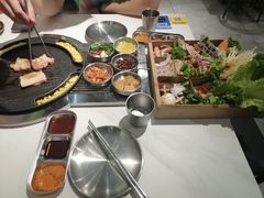 -山野的朋友露营炭火烤肉