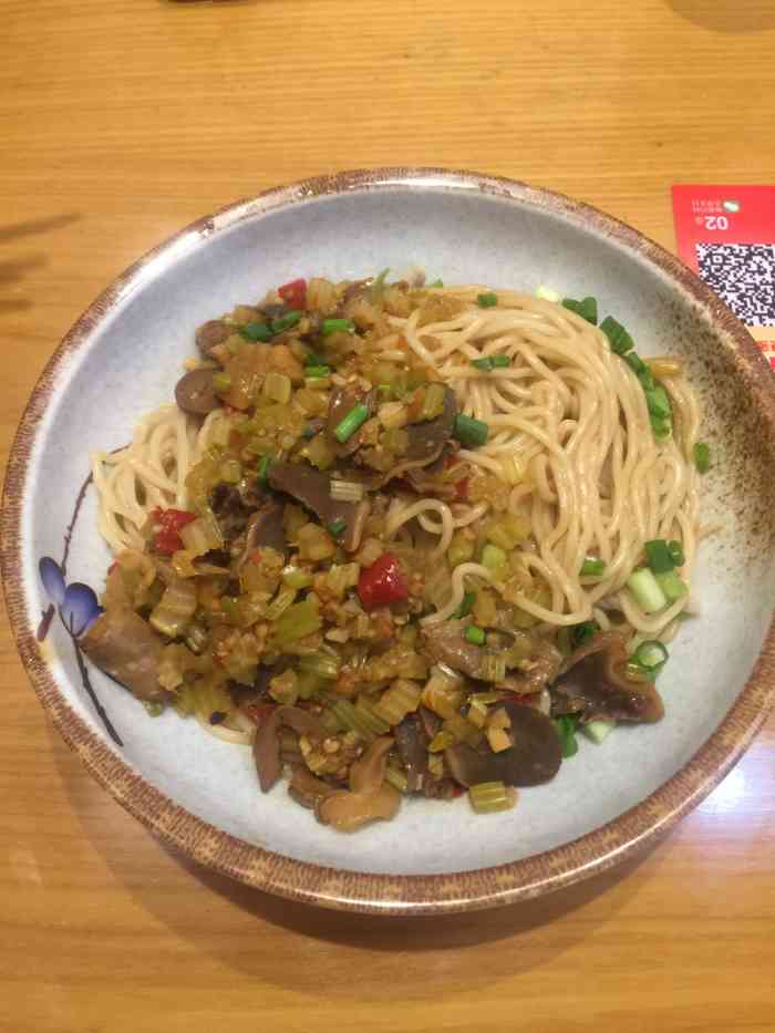 打分 这个应该是新开始卖的,酸辣鸡杂干拌面,很够味,适合重口味的小