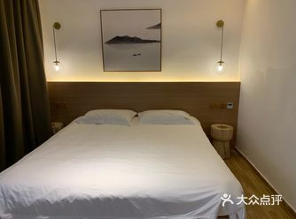 一座位于半山腰的小憩之所 眺望远方，碧海蓝天映入眼帘
