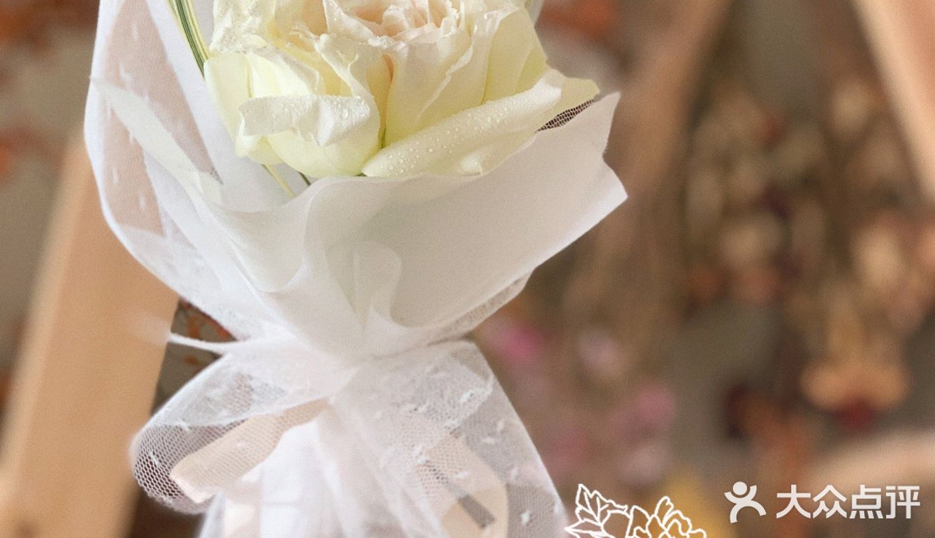 白色情人节的单枝小花束