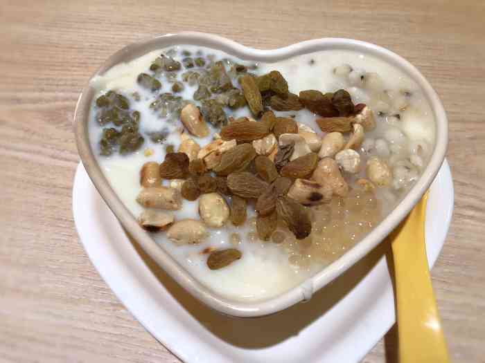 豆花先生-"前进路小学斜对面的一家甜品店,以豆花为名.