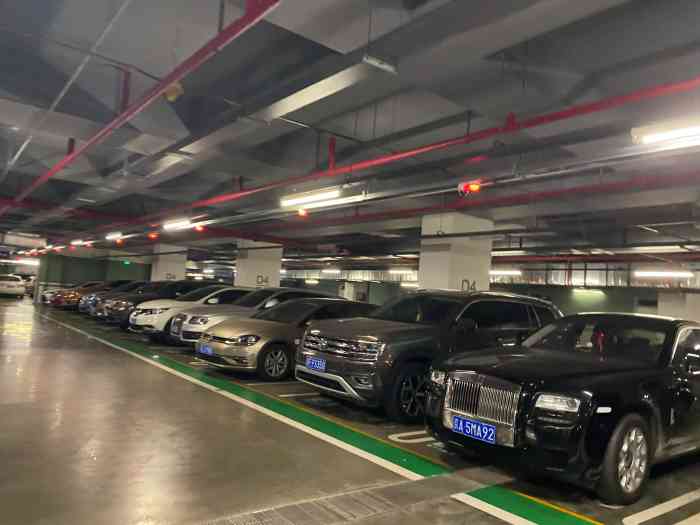 华熙live hi-up 停车场-"停的车挺多的距离华西商场比较近的商场人流.