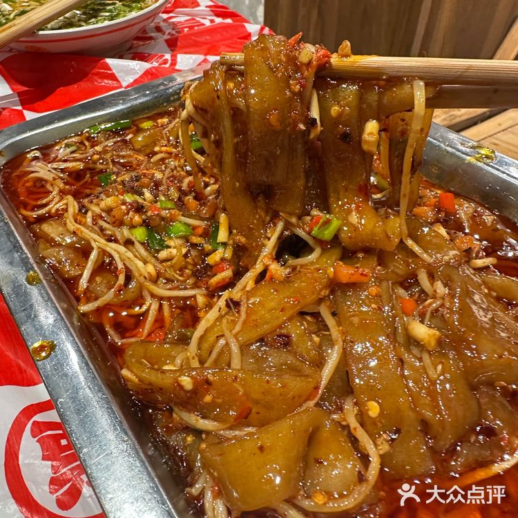 春天吃串串的仪式感！把整片油菜花田涮进红汤里