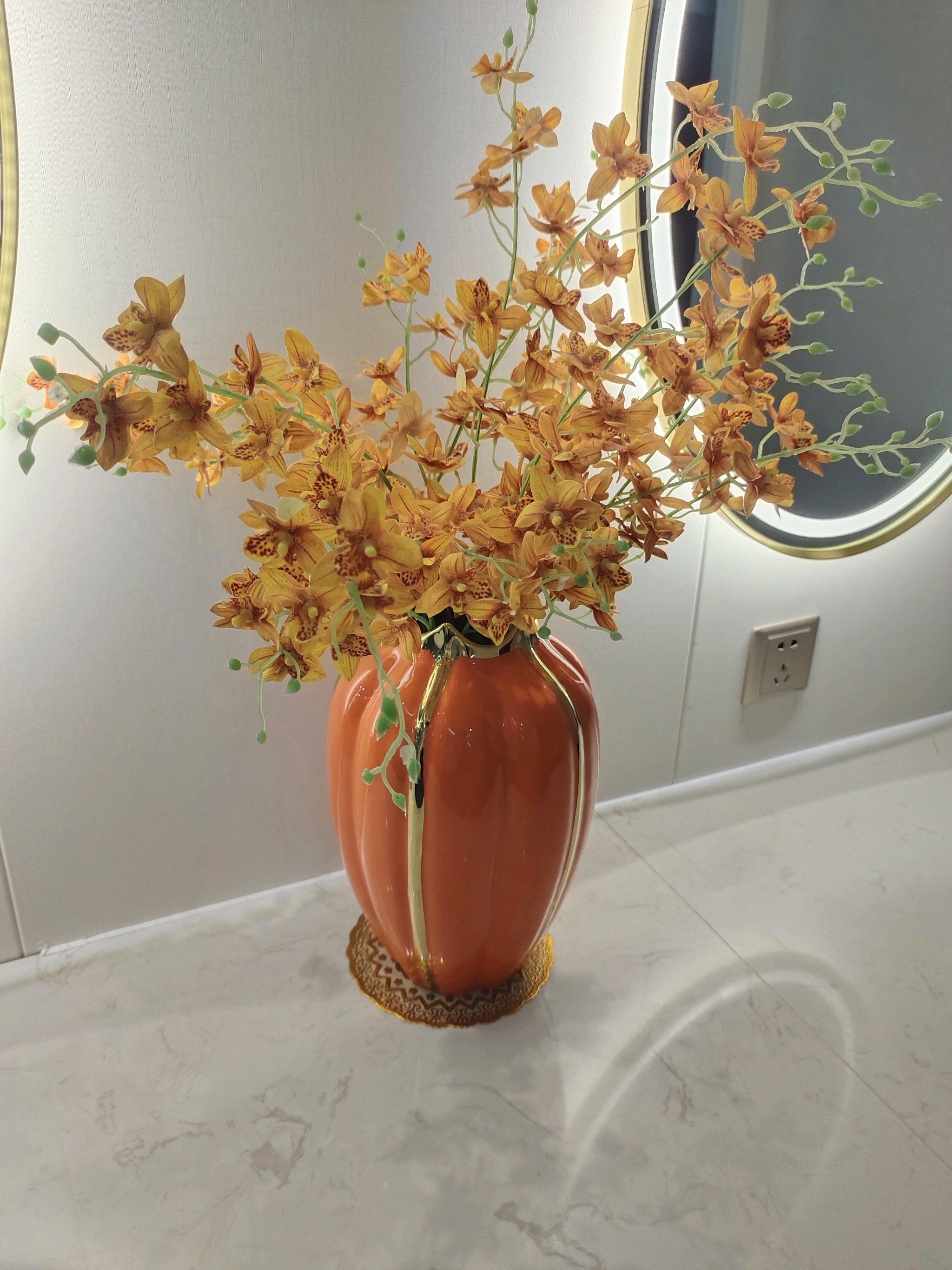 橙红的花瓶如落日余晖,
金黄的花朵似