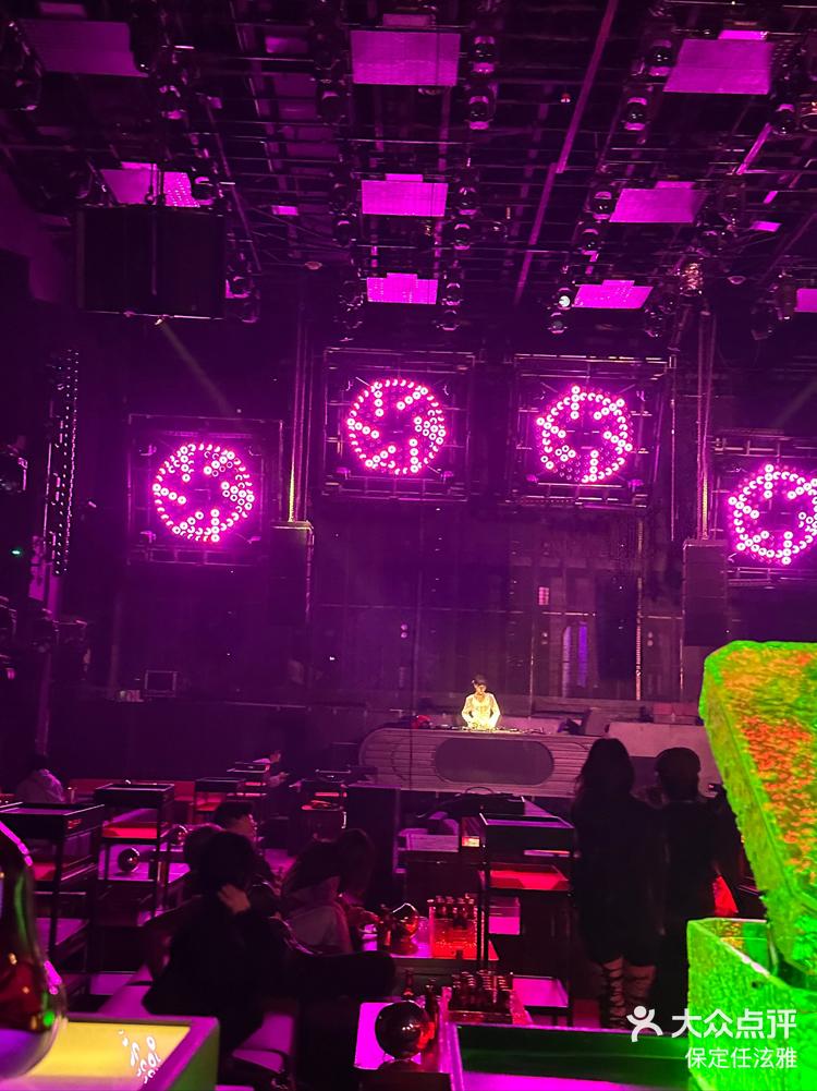 终于知道保定年轻人晚上都去哪了!氛围好嗨99