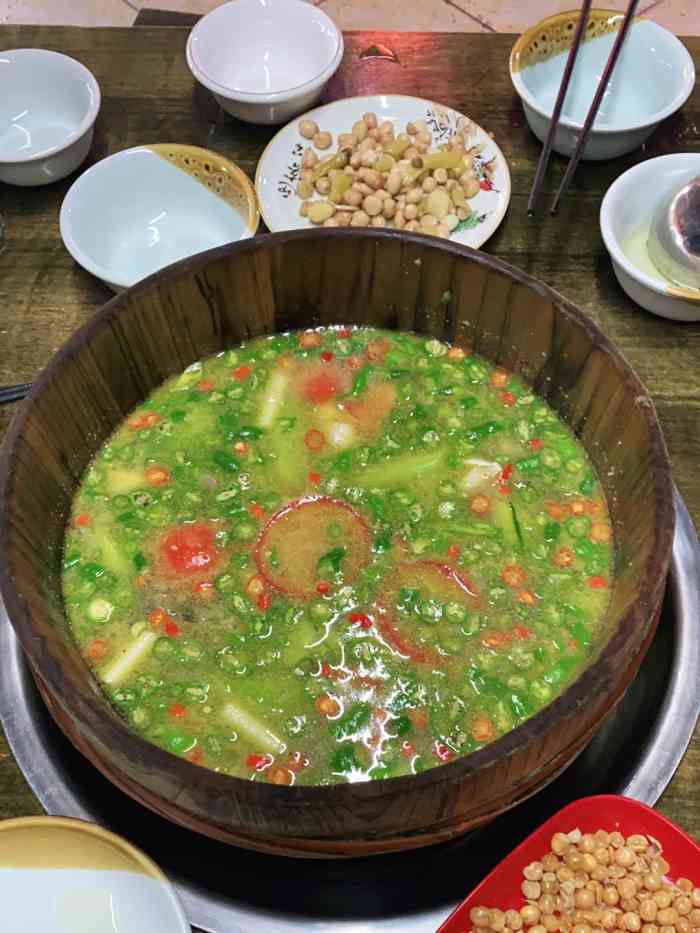 雅府正红木桶鱼(新津店)-"我们一大家人去新津游玩,中午吃饭就选的这.