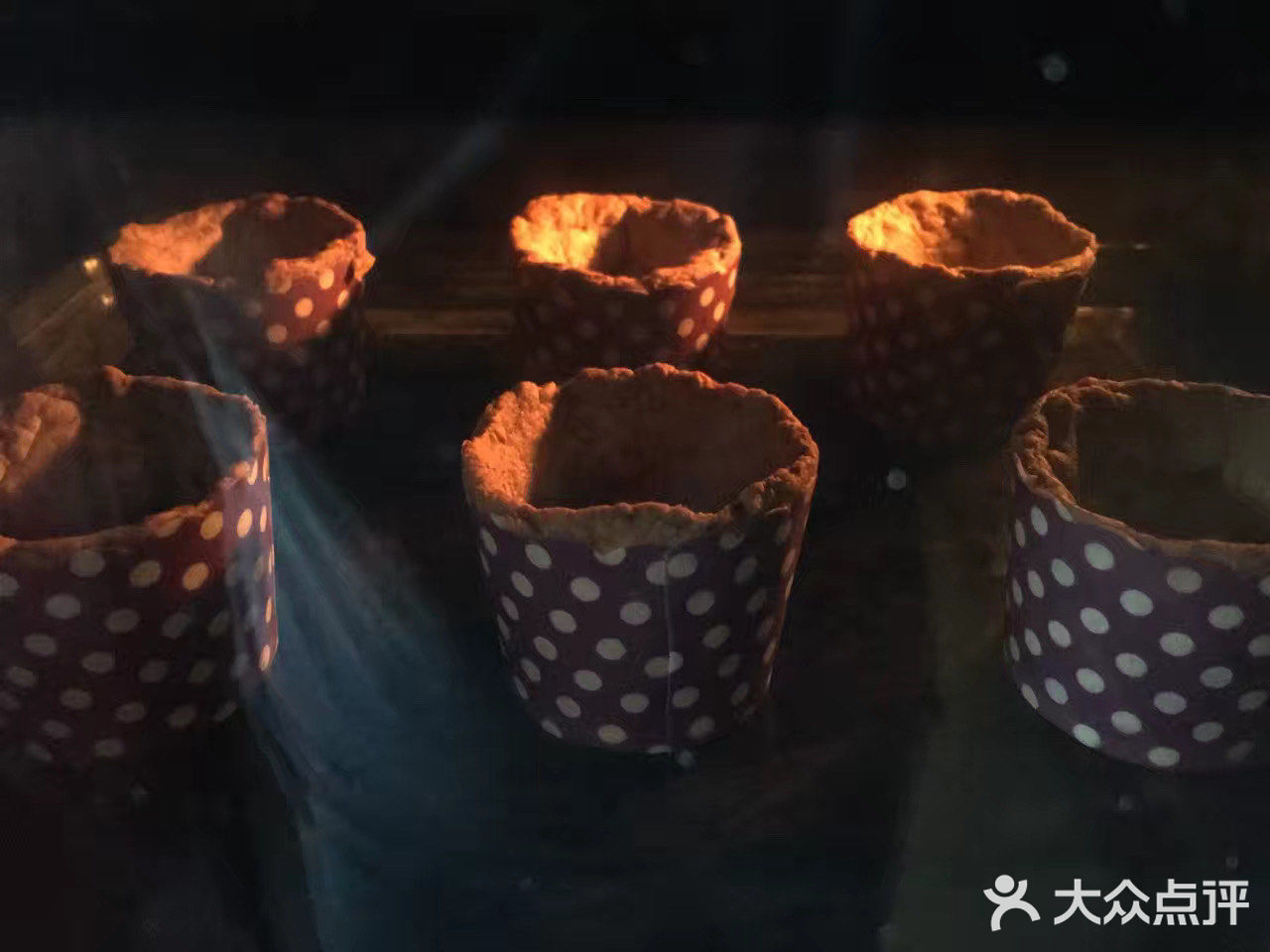 让黑巧和曲奇杯融为一体后取出。9-大功告成，倒入牛奶