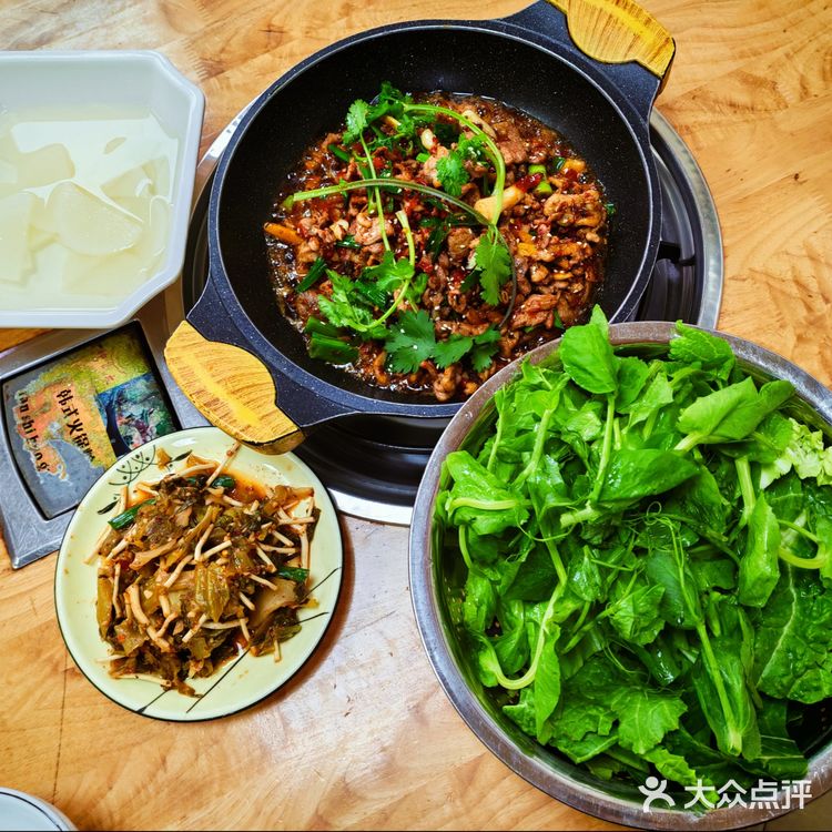 人就挺多，11点多去就有好几桌，特色是干锅剔骨鸭