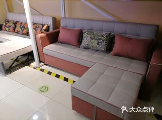 这款沙发的材质摸上去手感非常的好，毛绒绒的感觉