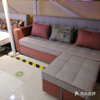 这款沙发的材质摸上去手感非常的好,毛绒绒的感觉