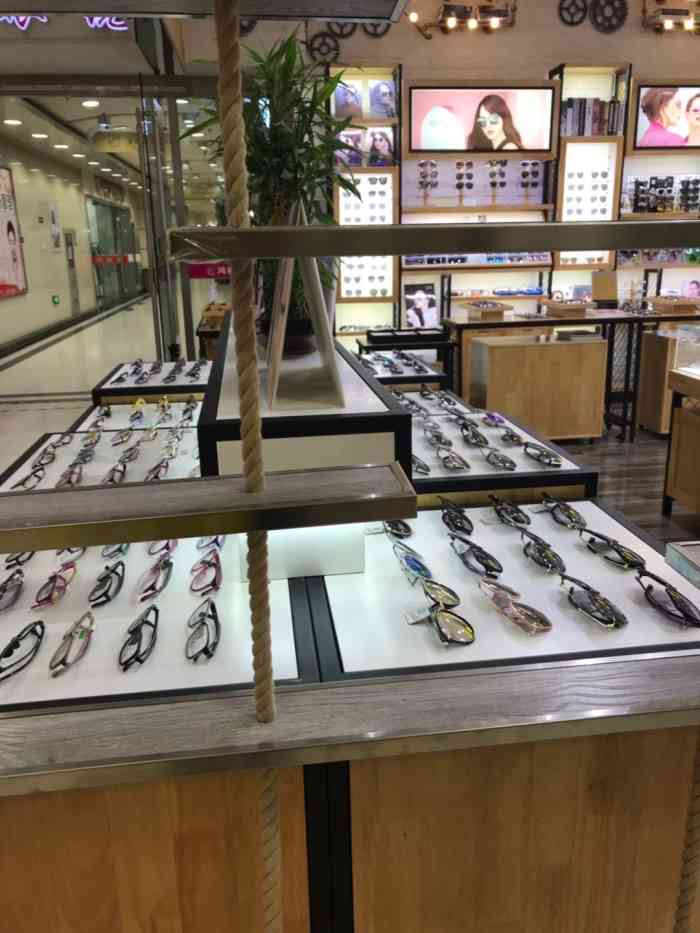 视邦眼镜(鸿泰·千佰汇商业广场店)-"服务特别好,在帅哥店员的详细