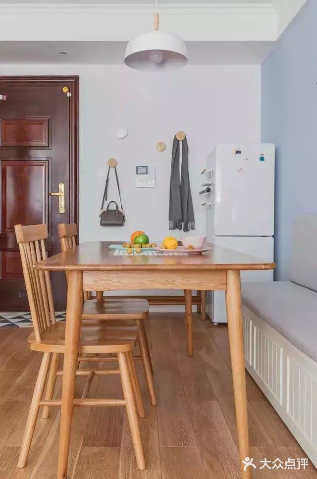 墙面用的经典款白色面包砖搭配浅水泥色地砖