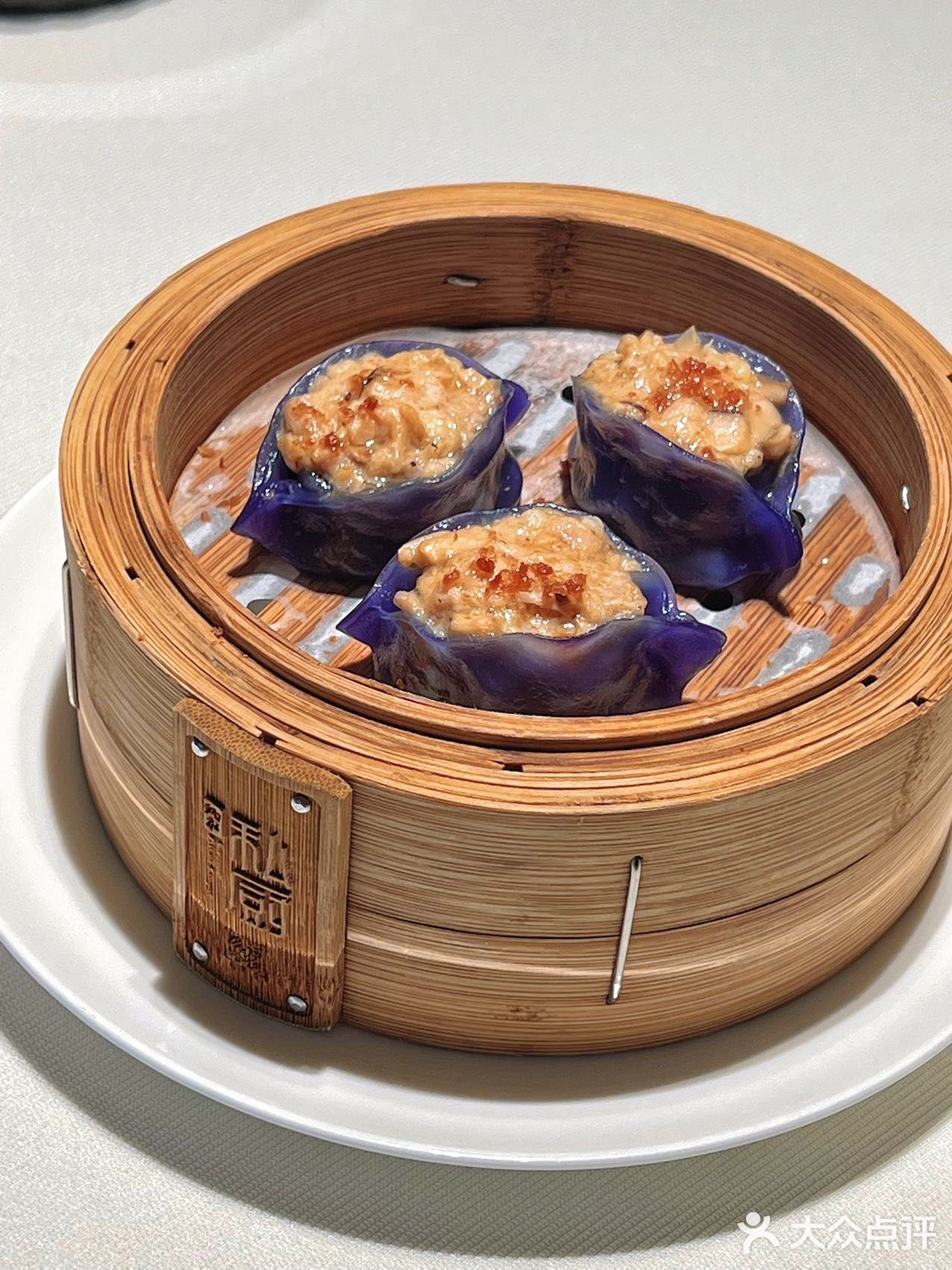 外皮酥脆到掉渣，里面的叉烧肉香嫩，配上酸姜独特的味道