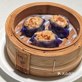 外皮酥脆到掉渣，里面的叉烧肉香嫩，配上酸姜独特的味道