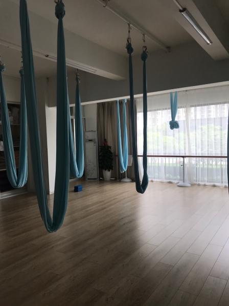 课程空中瑜伽环境很好老师很专业的对每个学生都有辅导到和其它地方的