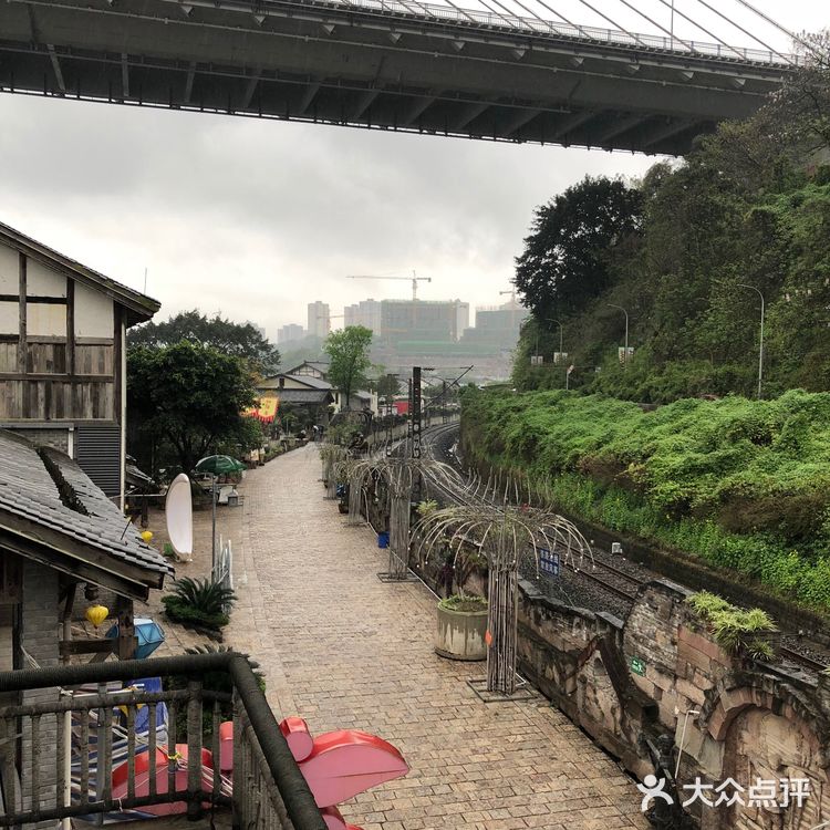 周末雨天大渡口义渡古镇人很少，有室内停车场