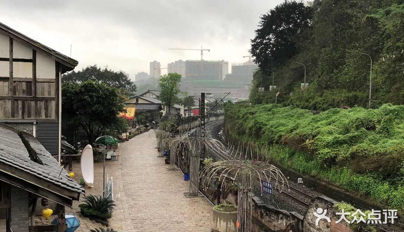 周末雨天大渡口义渡古镇人很少，有室内停车场
