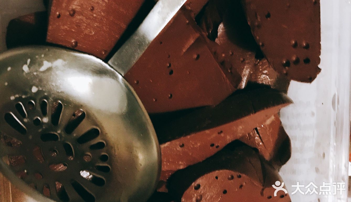 配上一整包麻酱，还有冰可乐一杯，开吃