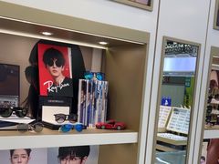 -美式眼镜·授权蔡司.依视路.尼康.豪雅.明月(人民广场店)