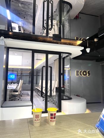 如果你在环球金融中心，想喝一杯饮料，我真的是超级建议