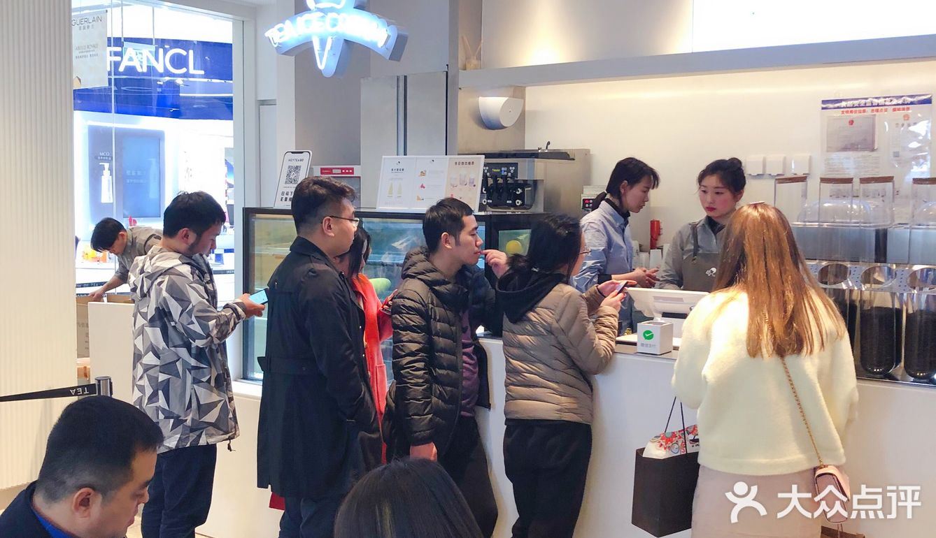 第一次发现 晚上9点的喜茶和奈雪的茶人好少啊……