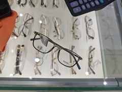 -美式眼镜·授权蔡司.依视路.尼康.豪雅.明月(南翔印象城店)