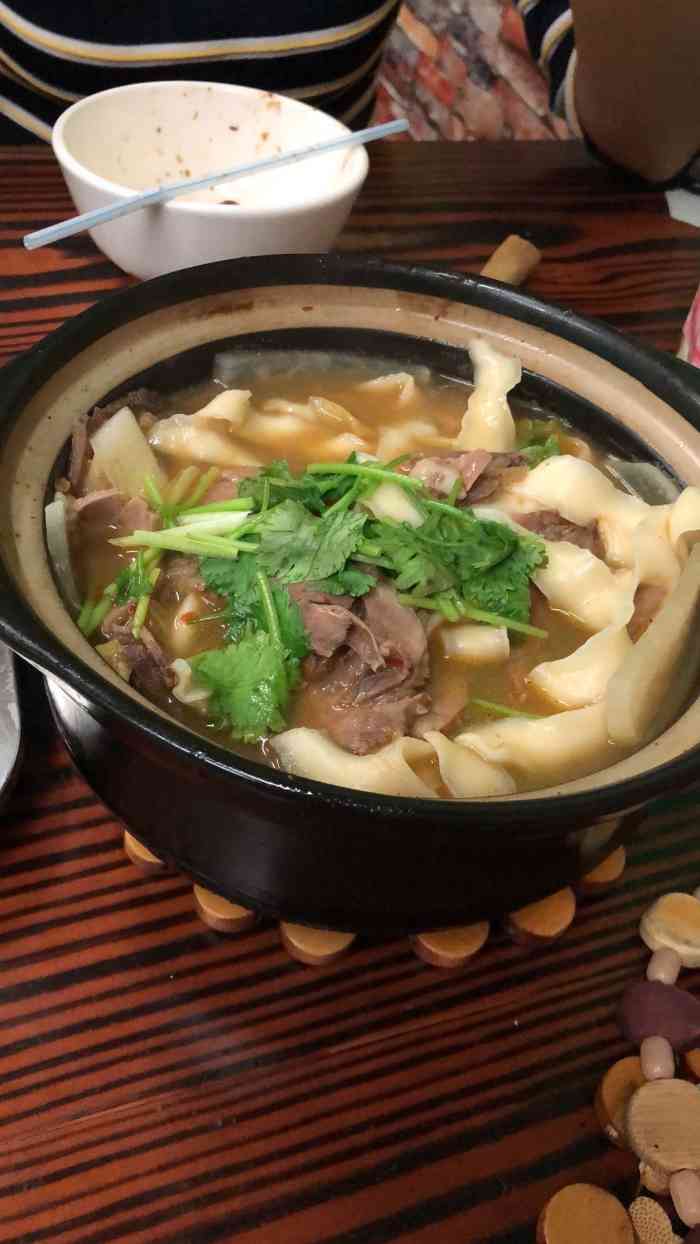 砂锅里的面要粗的面条喔,很筋道,汤里面放了萝卜很解腻,果然羊肉和