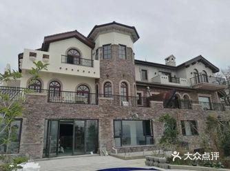 这种窗户形状，不做窗帘就挺好看的，躺在床上就能看到壮